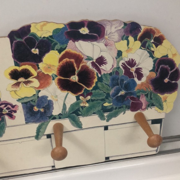 PANSY BASKET WALL RACK • BY BOSTON WAREHOUSE • 4 WOODEN 2.75” PEGS • VINTAGE - Picture 4 of 9